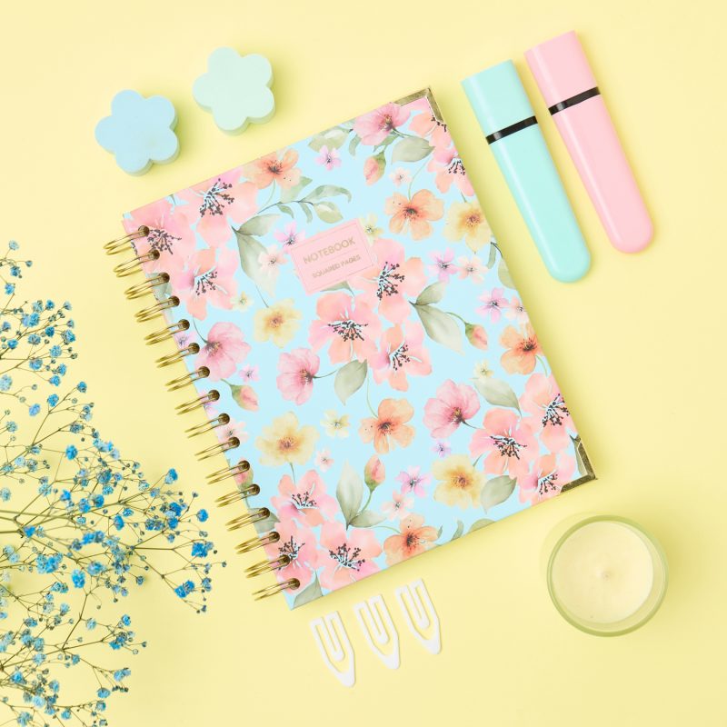 Cuaderno Nicole en tamaño A4 con interior cuadrícula y encuadernación wire'o