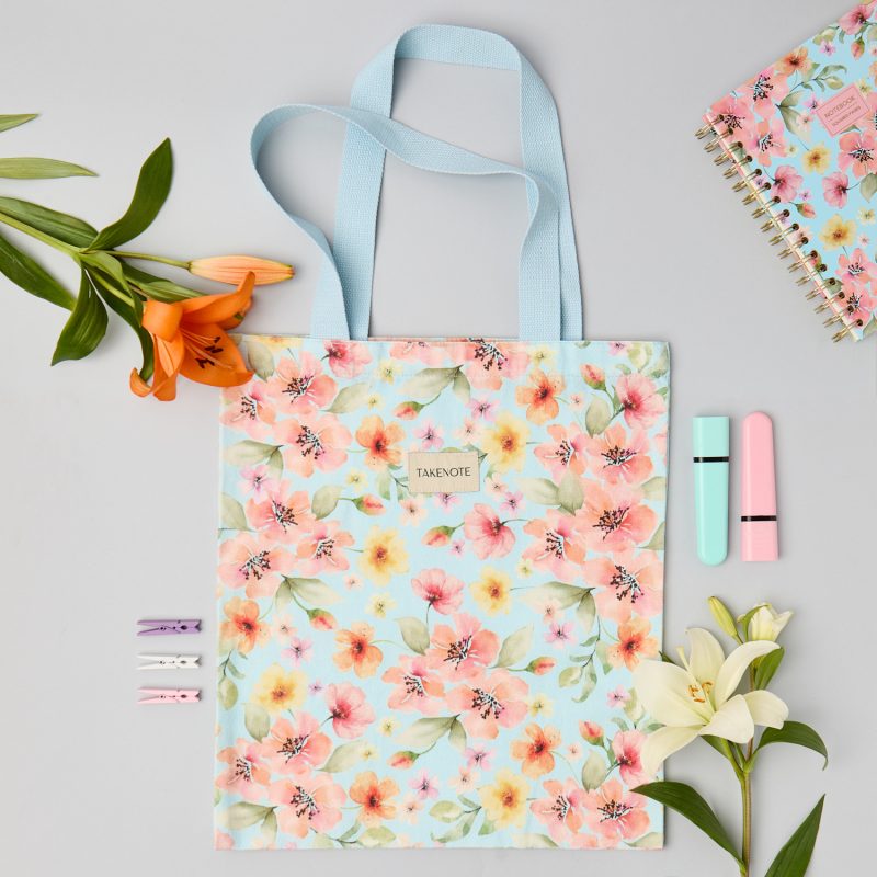 Bolsa totebag Nicole, cierre con imán. Amplia totebag con decoración floral.